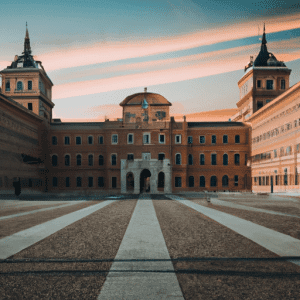 DALL-e La Princesa Leonor, heredera al trono de España, empieza su camino en la Academia General Militar de Zaragoza con el apoyo de la Reina Letizia y el Rey Felipe VI. ¡Una gran tarea!Academia Militar de Zaragoza