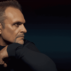 Immagine Los fanáticos de Miguel Bosé se verán decepcionados, pero el show de Pablo Motos, "El Hormiguero" en Antena 3, sigue adelante con Carlos Latre como invitado estrella. No te pierdas las risas, esta noche.Miguel Bosé